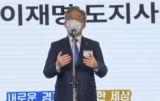 개회사 하는 이재명 경기도지사      (수원=연합뉴스) 6일 오전 경기도 수원시 팔달구 노보텔 앰배서더 호텔에서 열린 '2020 경기도 사회주택 콘퍼런스'에서 이재명 경기도지사가 개회사를 하고 있다. 2020.11.6 [경기사진공동취재단]      xanadu@yna.co.kr  (끝)